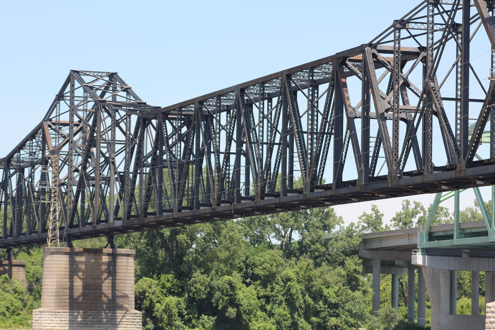 Center of cantilever span